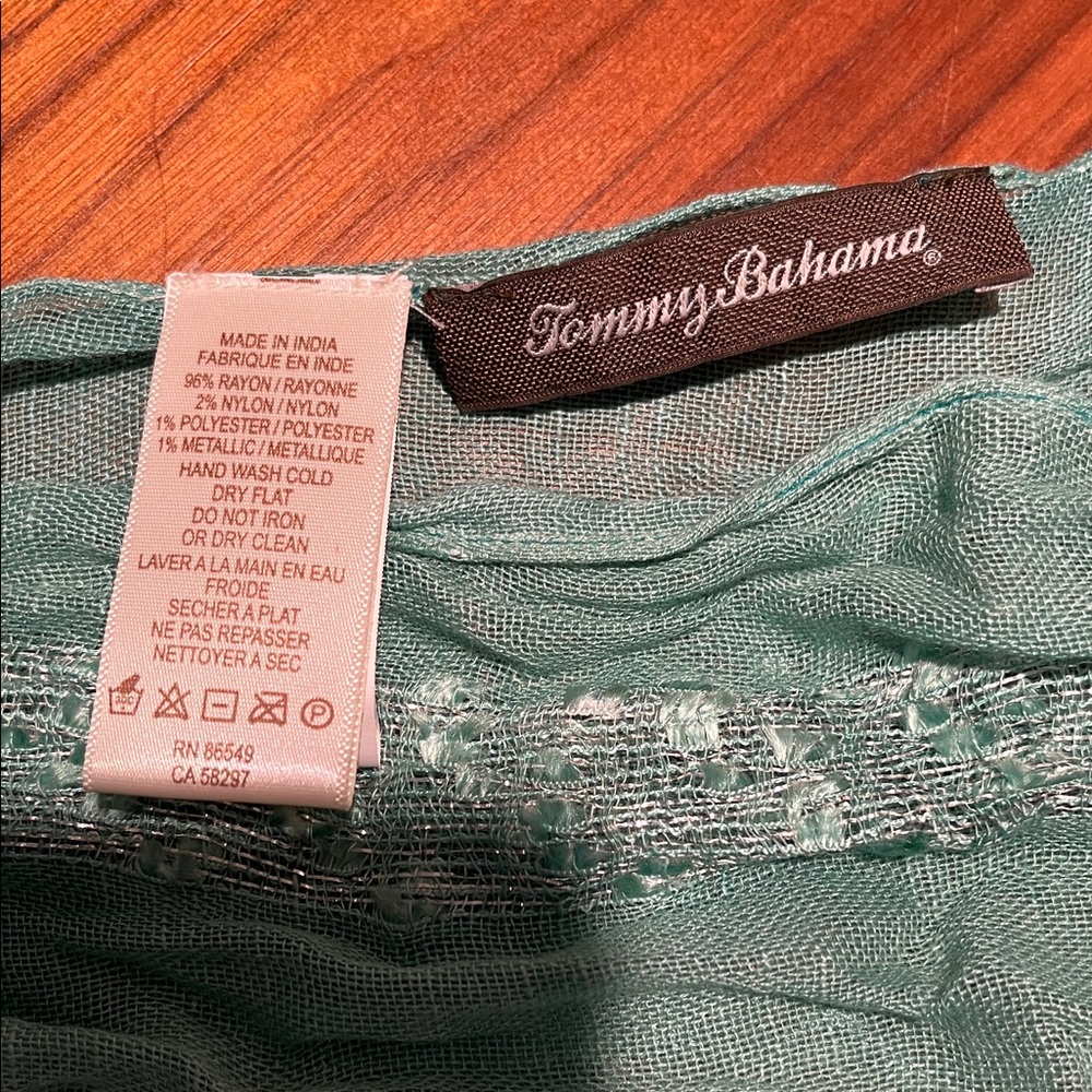 EUC Tommy Bahama Infinity Scarf in Ombré Turquoise with Silver Thread - Picture 2 of 8